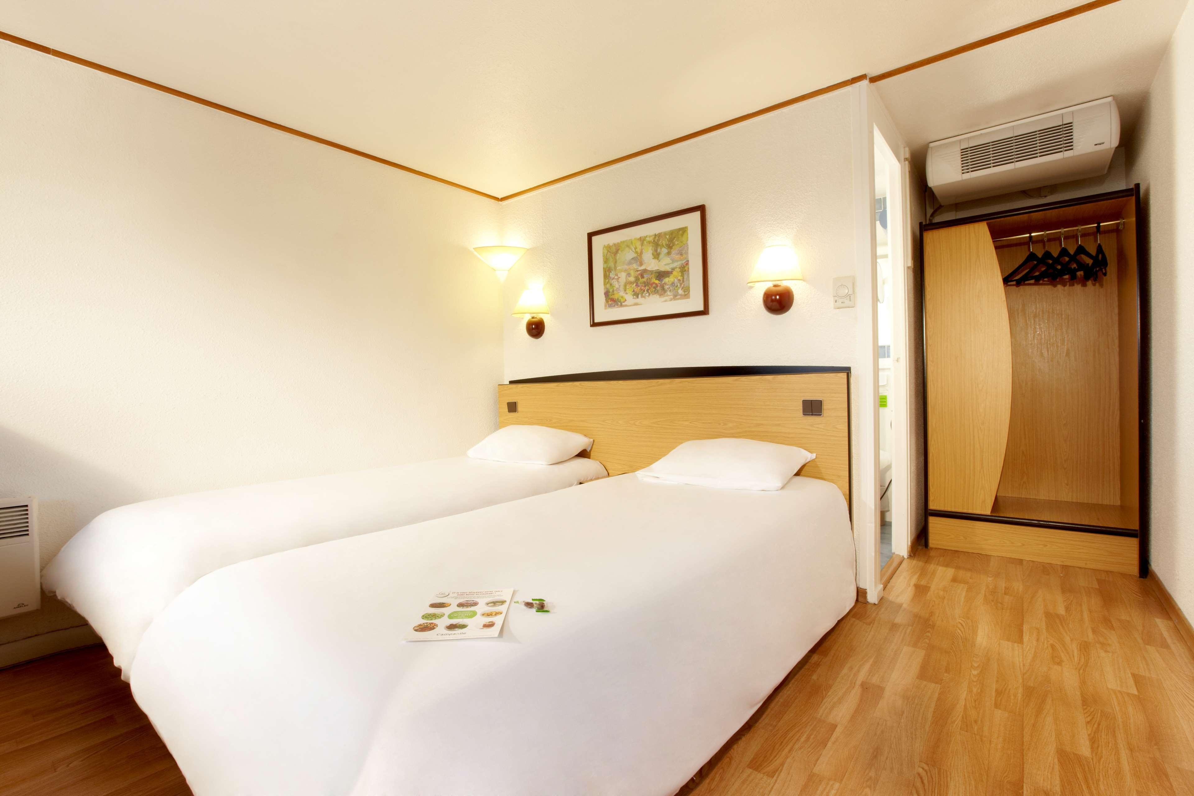 Campanile Cholet Hotel Exterior photo