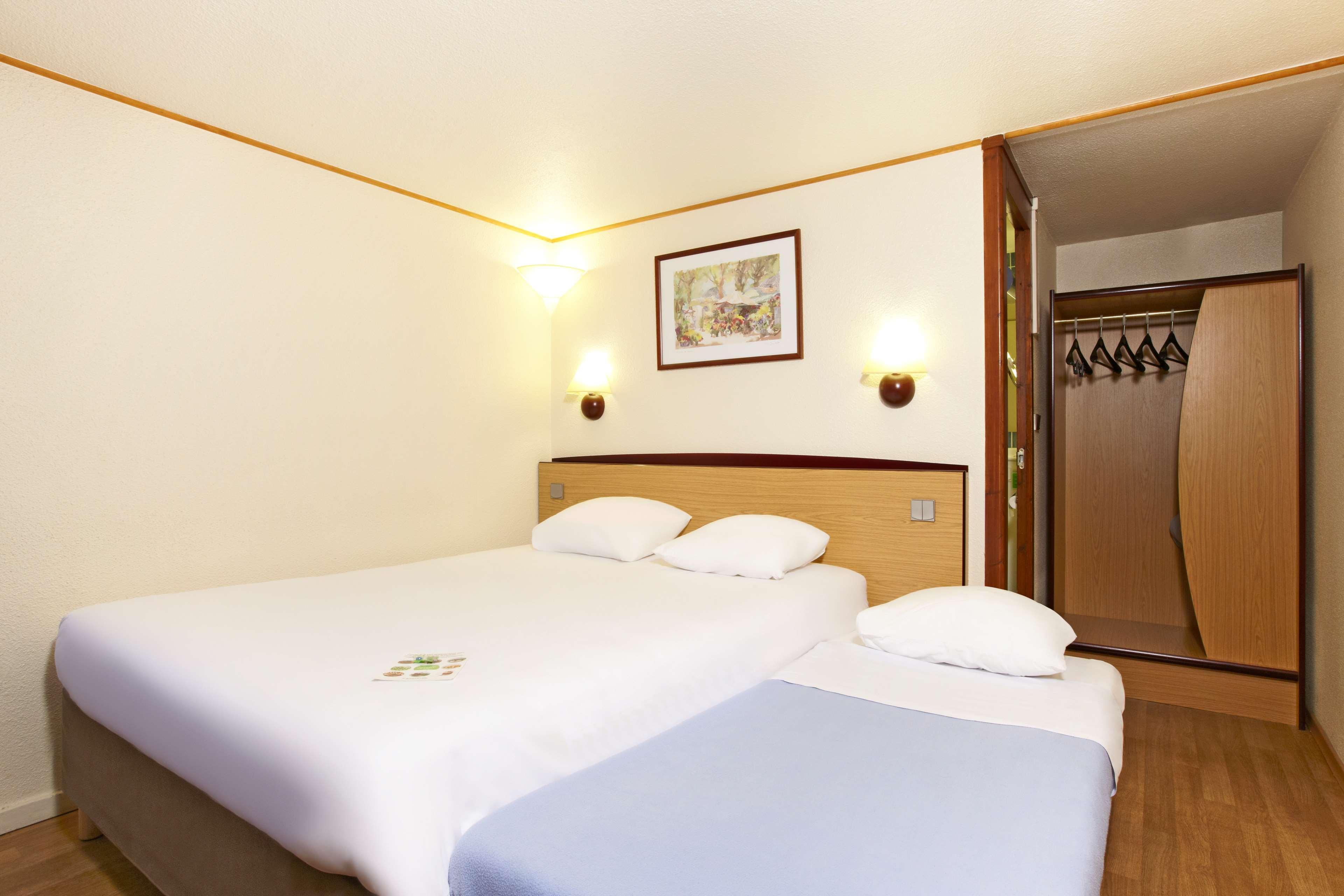 Campanile Cholet Hotel Exterior photo