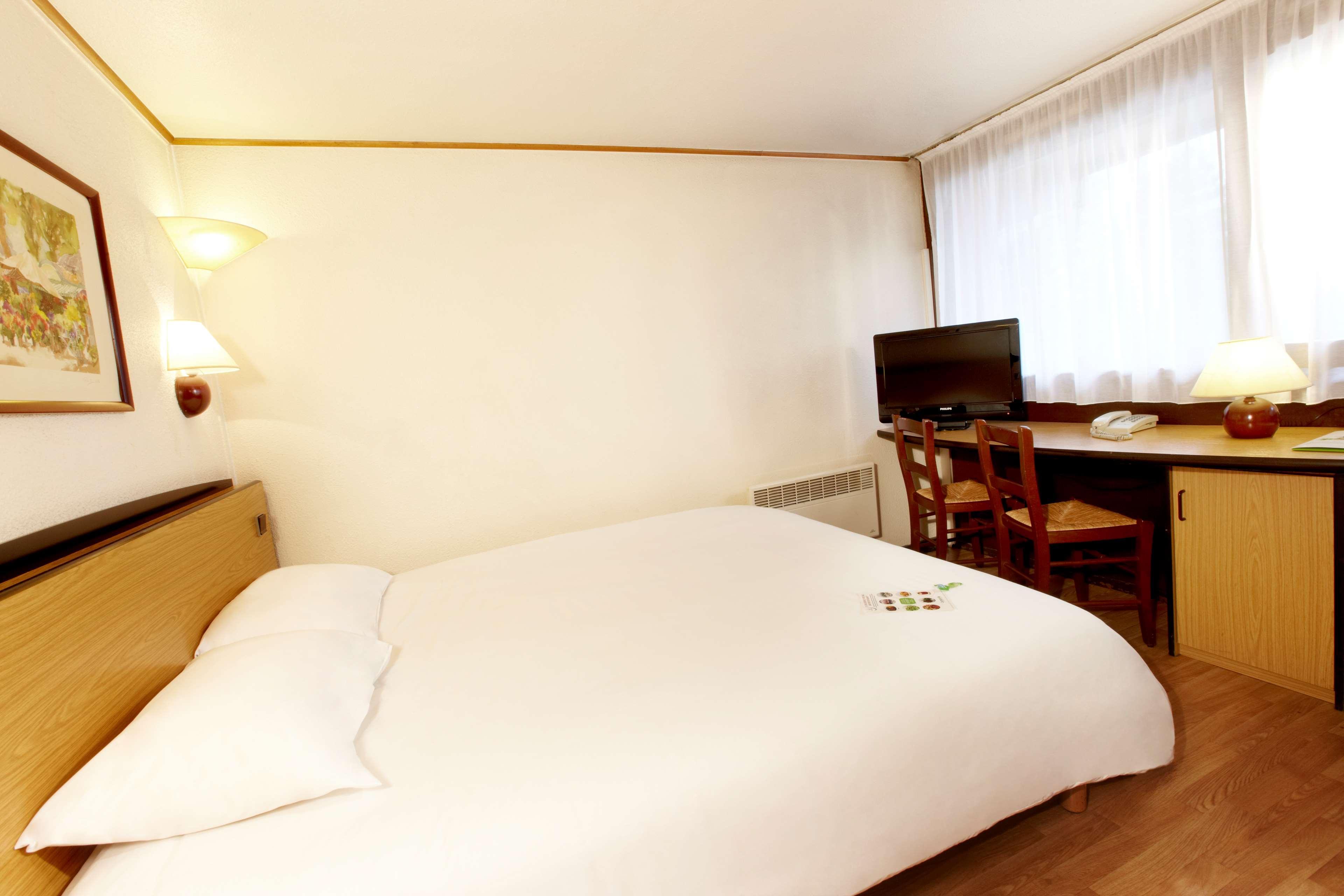 Campanile Cholet Hotel Exterior photo