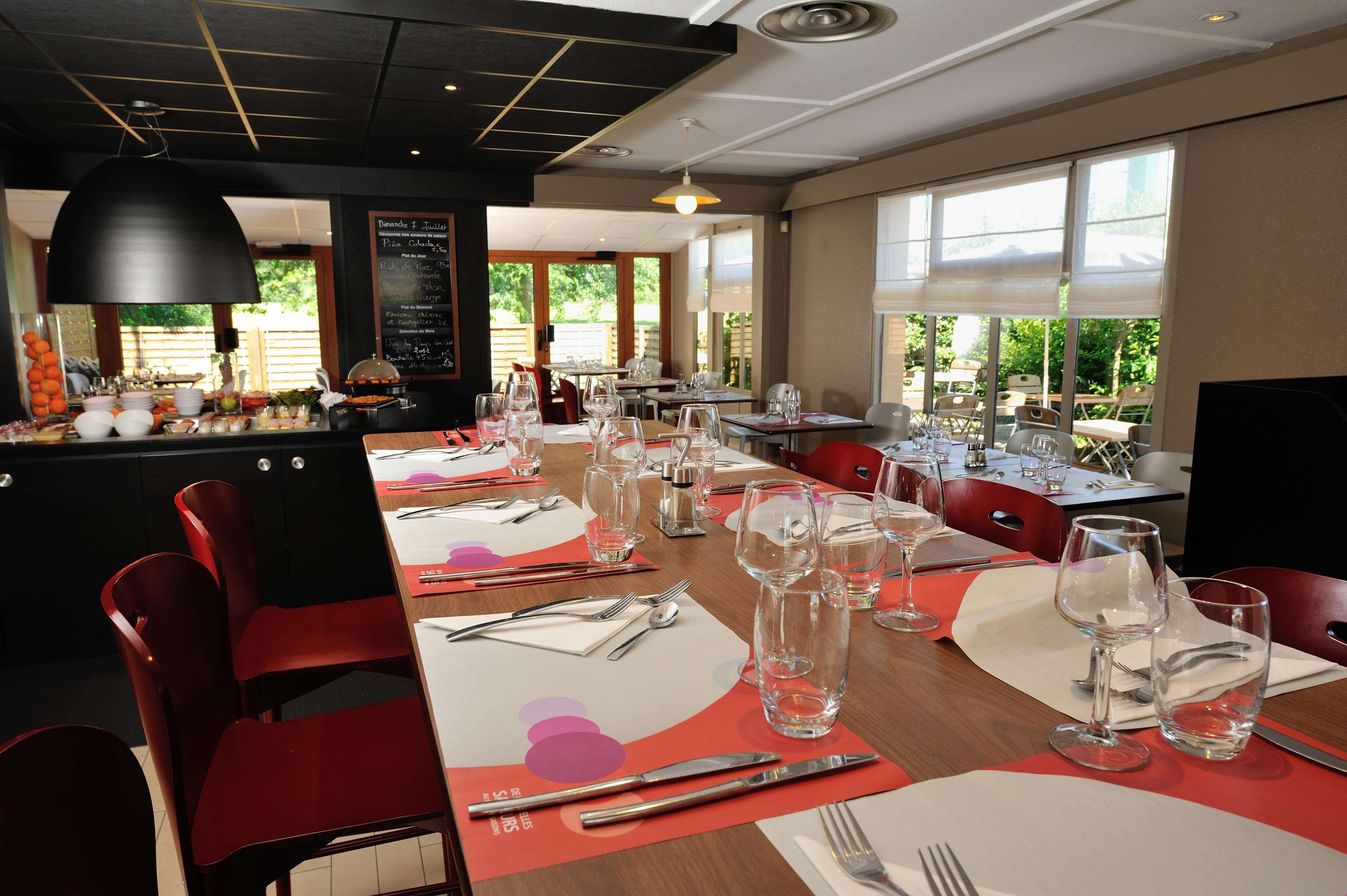 Campanile Cholet Hotel Exterior photo